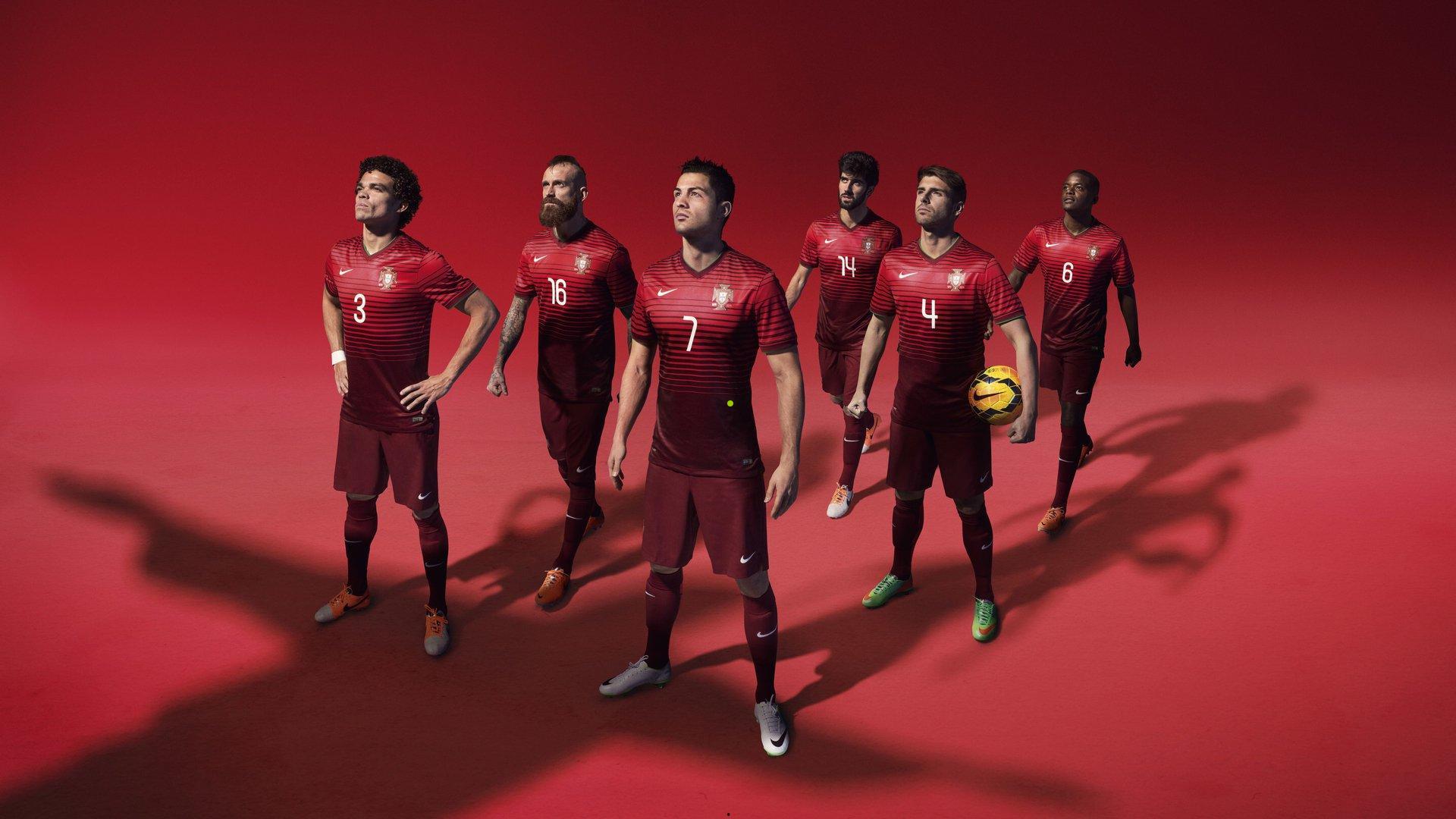 国足印尼首训现场直击，伊万科维奇与教练组密谋战术新篇章