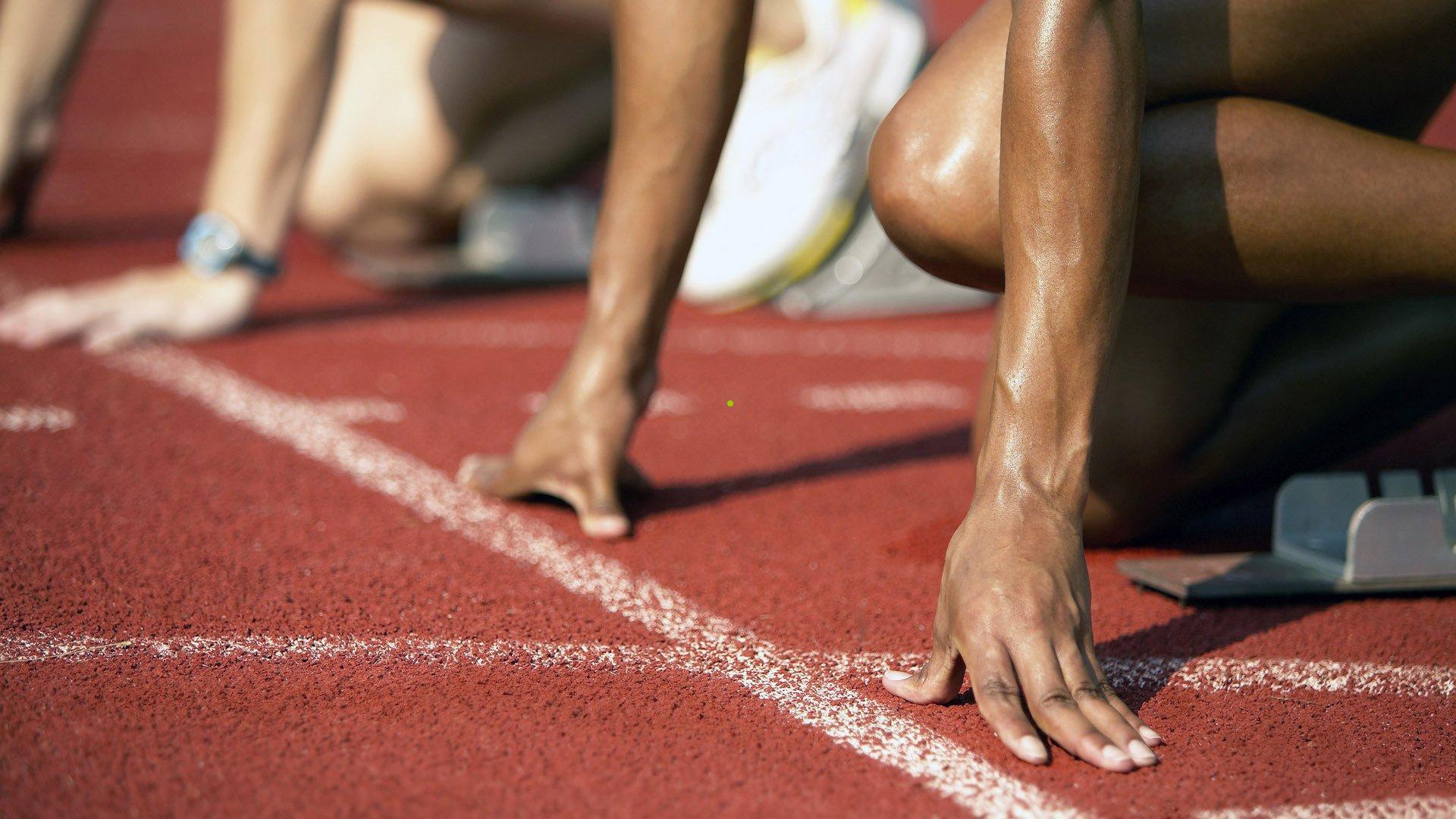 阿根廷队训练日万众瞩目，20085名球迷共襄盛举，梅西笑纳埃尔切10号战袍